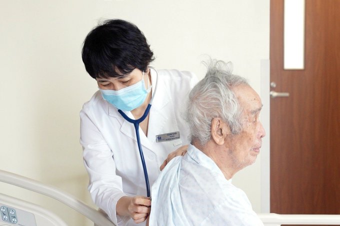 Tiến sĩ Mai Thị Hiền thăm khám cho người bệnh trong quá trình điều trị tại Bệnh viện Đa khoa Tâm Anh. Ảnh: BVCC