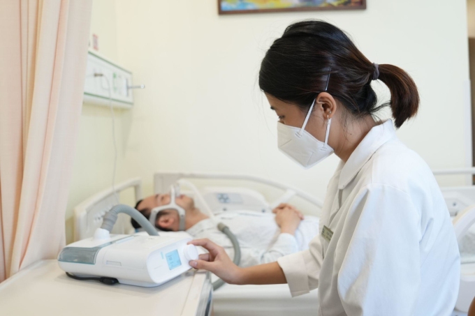 [Bác sĩ Phùng Thị Thơm đang điều chỉnh máy thở áp lực dương liên tục CPAP cho người bệnh. Ảnh: BVCC