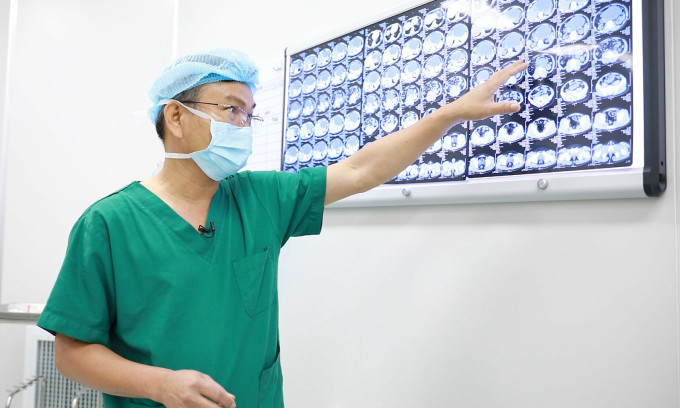 Bác sĩ Hữu Tùng đang phân tích khối tổn thương ở tuyến tụy qua hình ảnh cắt lớp vi tính (CT scan). Ảnh: Bệnh viện cung cấp