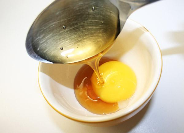 Trứng gà cùng mật ong chữa tinh trùng yếu