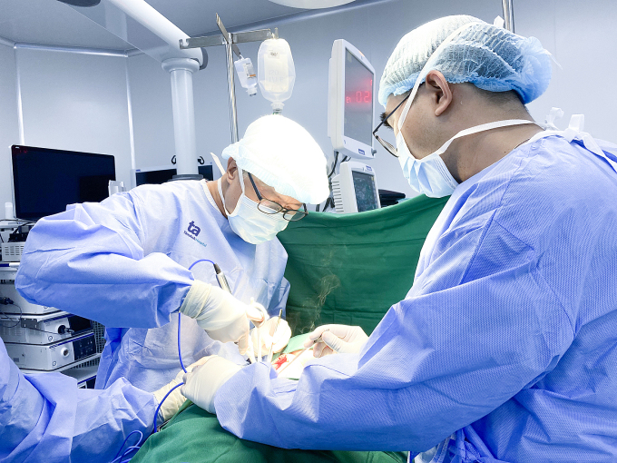 Bác sĩ Trông và ê kíp phẫu thuật cắt ung thư tuyến giáp cho người bệnh. Ảnh: Nguyễn Trăm
