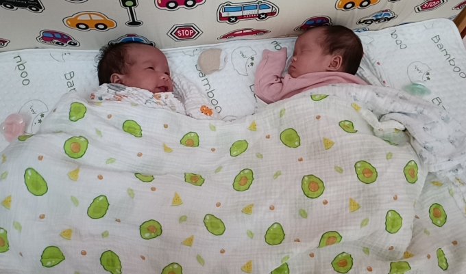 Hai bé gái song sinh của chị Minh. Ảnh: Nhân vật cung cấp