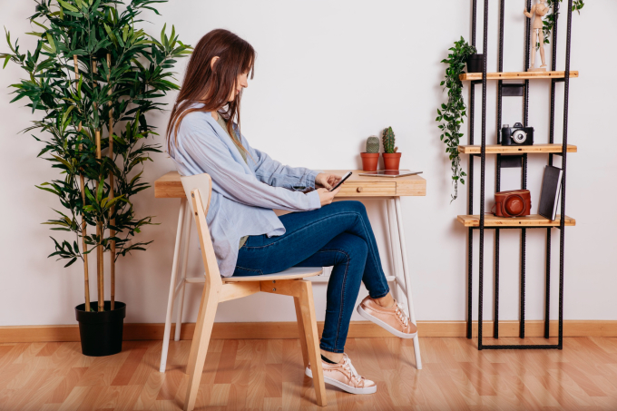 Ngồi bắt chéo chân là tư thế quen thuộc của nhiều người. Ảnh: Freepik