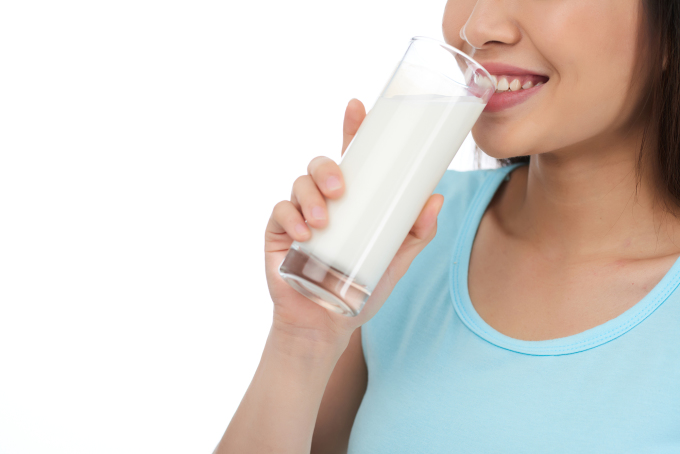 Duy trì thói quen uống sữa giúp bảo vệ xương khớp khỏe mạnh. Ảnh: Freepik