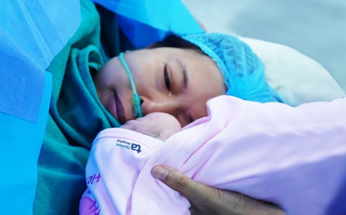 Một bệnh nhân lớn tuổi sinh con khỏe mạnh nhờ kỹ thuật gom và trữ trứng số lượng ít. Ảnh: IVFTA-HCMC