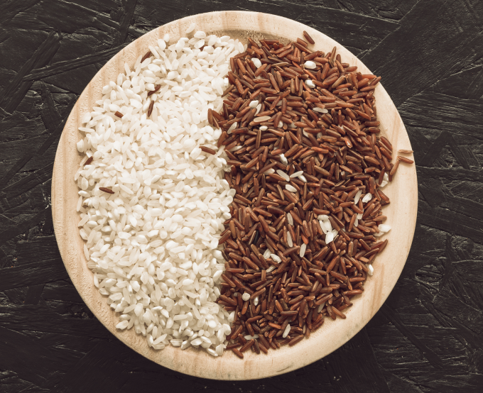Gạo trắng chứa nhiều carb và ít chất dinh dưỡng hơn gạo lứt. Ảnh: Freepik