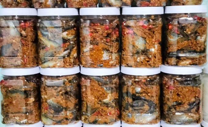 Cá suối muối chua đựng trong hủ nhựa là món ăn truyền thống của người Giẻ Triêng, huyện Phước Sơn. Ảnh: Đắc Thành
