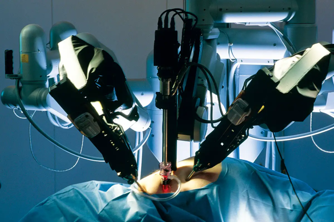 Minh họa cánh tay robot giúp bác sĩ phẫu thuật từ xa. Ảnh: SPL