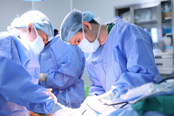 Bác sĩ Khoa (phải) trong một ca phẫu thuật thay khớp. Ảnh: Bệnh viện cung cấp