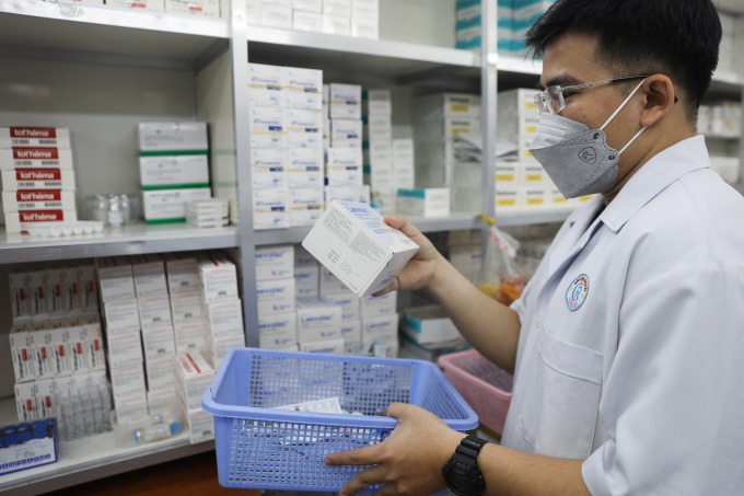 Nhân viên y tế Bệnh viện Chợ Rẫy kiểm tra thuốc tại kho dược. Ảnh:Quỳnh Trần