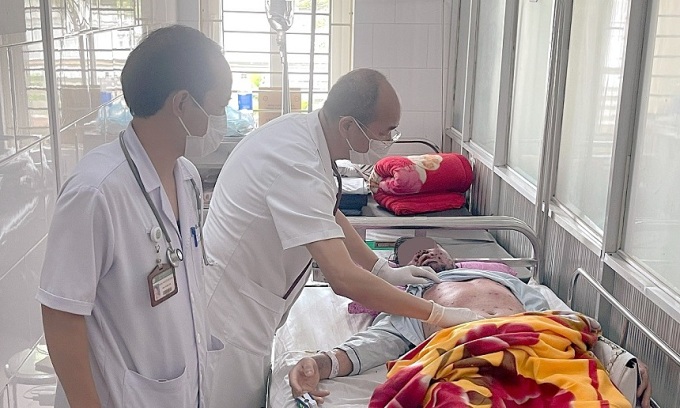 Một bệnh nhân mắc thuỷ đậu nặng đang điều trị tại Bệnh viện Bạch Mai. Ảnh: Thành Dương