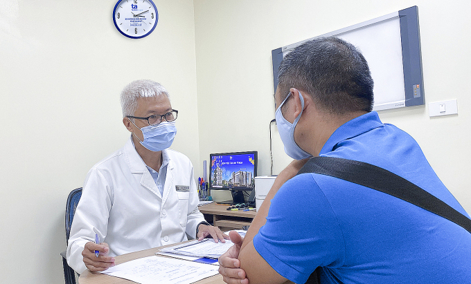 Bác sĩ Minh Trông tư vấn cho người bệnh. Ảnh: Nguyễn Trăm