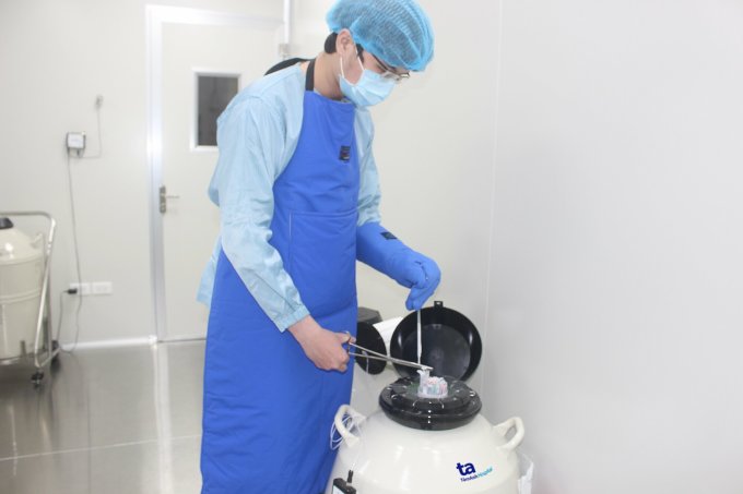 Kỹ thuật viên phòng lab thực hiện trữ tinh trùng tại Trung tâm Hỗ trợ sinh sản, BVĐK Tâm Anh. Ảnh: Quỳnh Châu
