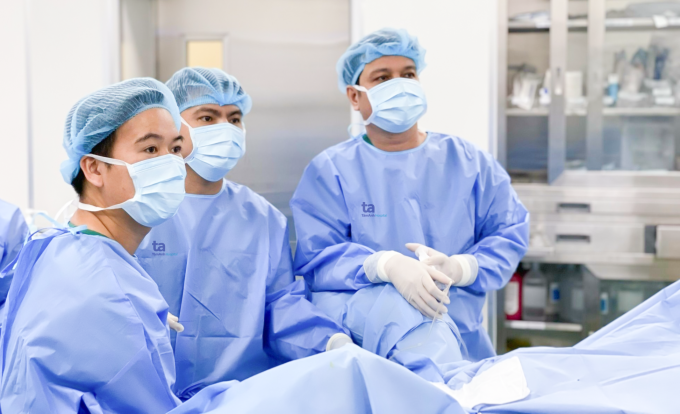 Bác sĩ Trúc (ngoài cùng bên trái) và ê kíp phẫu thuật nội soi cắt vùng tăng sinh tuyến tiền liệt. Ảnh: Bệnh viện Đa khoa Tâm Anh