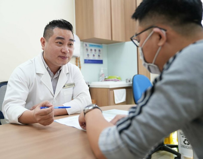 Bác sĩ Ngọc Tân tư vấn sức khỏe cho người bệnh. Ảnh: BVĐK Tâm Anh