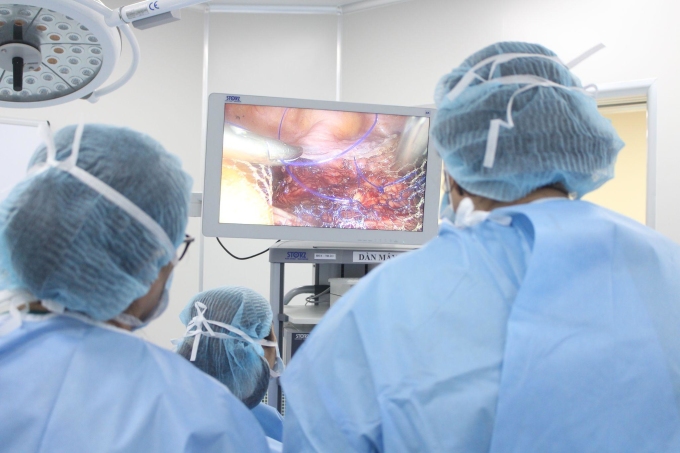 Camera sắc nét kèm màn hình 4K hỗ trợ phẫu thuật viên nội soi treo tử cung. Ảnh: Tuệ Diễm