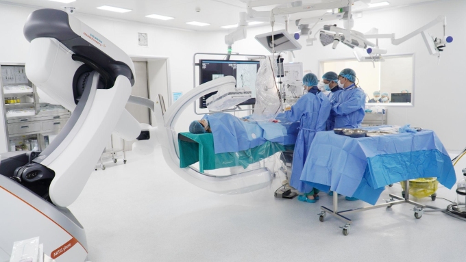Các bác sĩ BVĐK Hưng Thịnh sử dụng robot Artis Pheno để nút mạch. Ảnh: Bệnh viện Đa khoa Hưng Thịnh