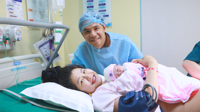 Thanh Phương cùng chồng đón con gái chào đời. Ảnh: Như Ngọc