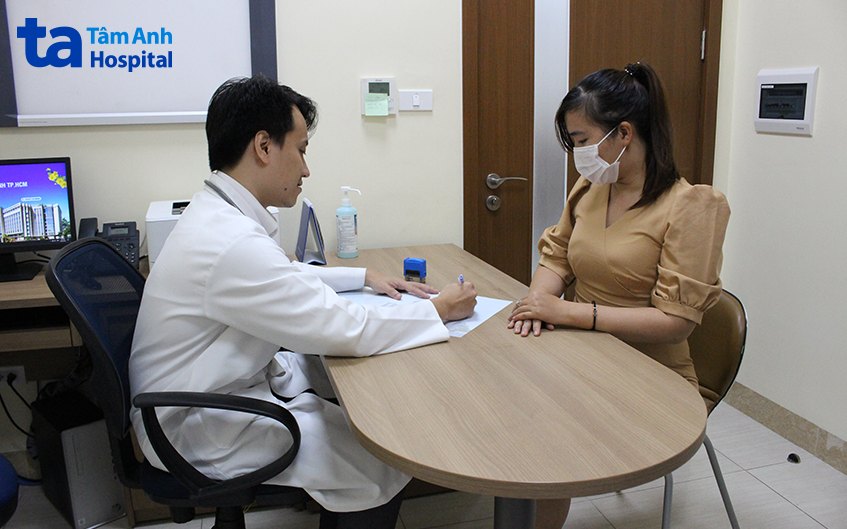 Bác sĩ thực hiện tư vấn cho người bệnh khám sức khỏe định kỳ
