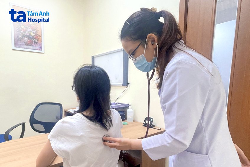 Bác sĩ tại Hưng Thịnh thăm khám lâm sàng cho người bệnh
