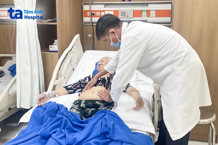 Bác sĩ Nội Tổng hợp đang thăm khám cho người bệnh cao tuổi
