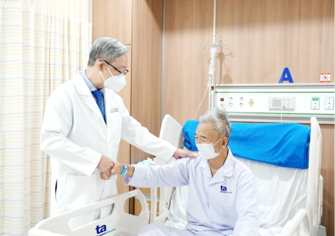 Bác sĩ Tấn Sĩ kiểm tra sức khỏe bệnh nhân đột quỵ xuất huyết não sau khi được mổ cấp cứu bằng phương pháp ENRICH. Ảnh: Bệnh viện cung cấp