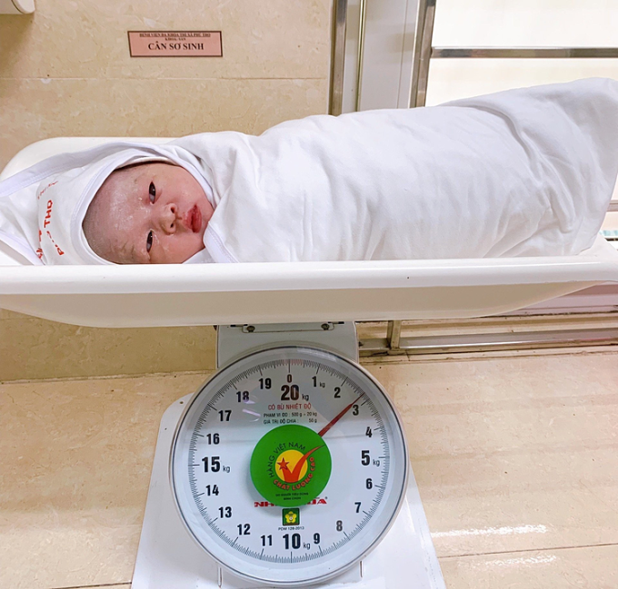 Em bé chào đời khỏe mạnh nặng gần 3 kg. Ảnh: Bệnh viện cung cấp