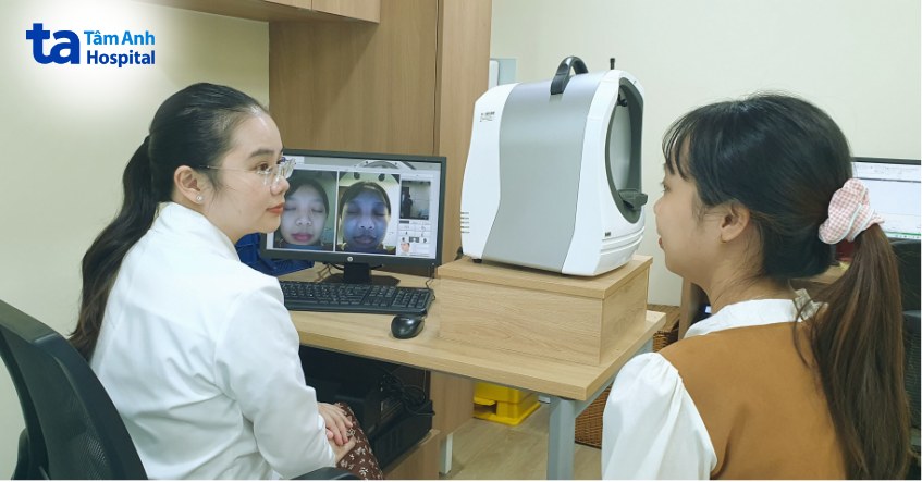 bác sĩ tư vấn cho khách hàng