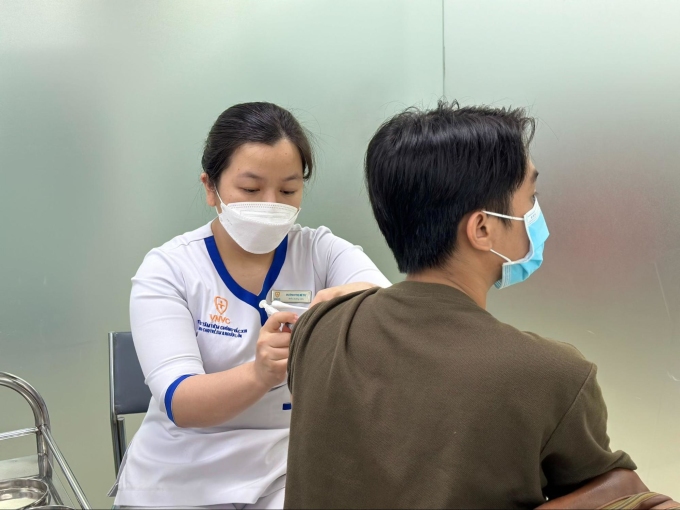 Người dân tiêm vaccine dại tại VNVC. Ảnh: Mộc Thảo