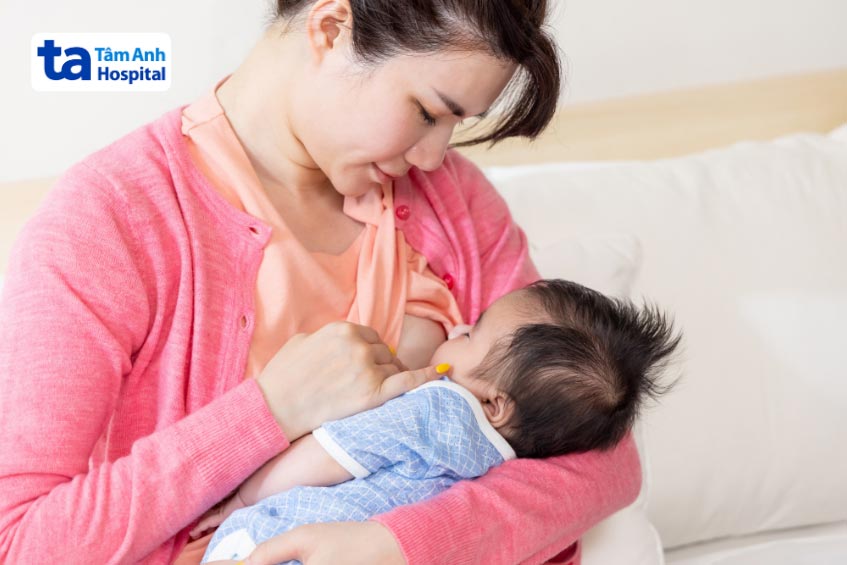 cho con bú hoàn toàn bằng sữa mẹ cũng là nguyên nhân làm chị em bị chậm kinh 2 tháng