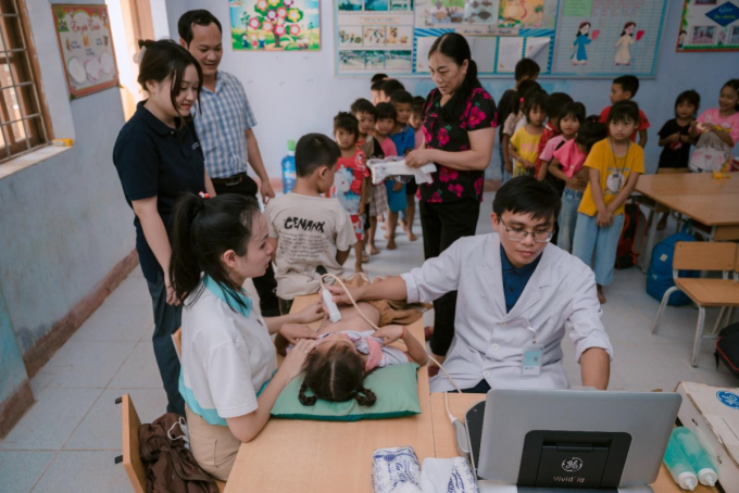 Bác sĩ, chuyên gia khám cho trẻ em huyện Quảng Ninh, tỉnh Quảng Bình. Hình ảnh: Sanofi