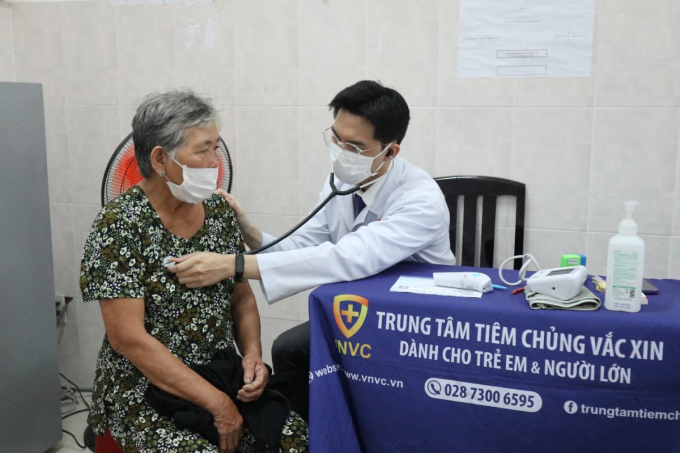 Người cao tuổi và trẻ em là hai đối tượng dễ bị tổn thương bởi cúm mùa. Ảnh: Sanofi