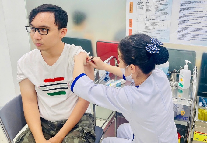 Nam giới tiêm vaccine HPV tại VNVC. Ảnh: Hồng Nhung