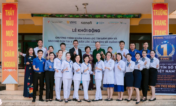 Ông Burak Pekmezci (Tổng giám đốc Sanofi Việt Nam) và ông Rad Kivette (Tổng giám đốc Tổ chức VinaCapital Foundation) tại lễ khởi động chương trình. Ảnh: Sanofi