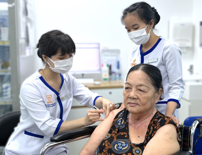 Người lớn tuổi tiêm vaccine cúm tại VNVC. Ảnh: Diệu Thuần