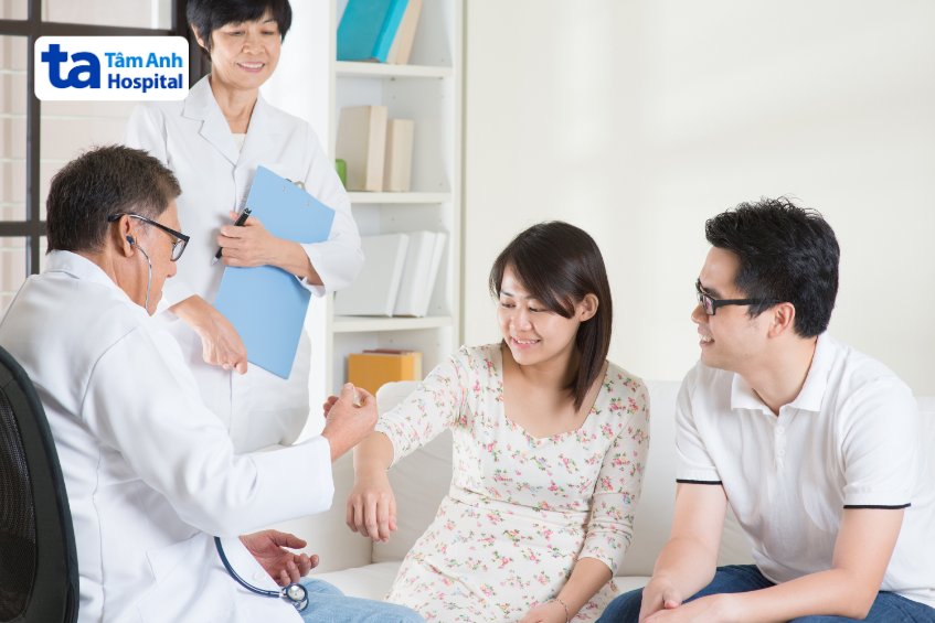Bác sĩ sẽ thăm khám và tư vấn quy trình cho thai phụ trước