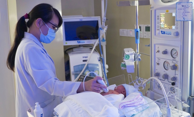 Bác sĩ Bệnh viện Đa khoa Tâm Anh siêu âm nhanh tại giường cho trẻ ở NICU. Ảnh minh họa: Ngọc Châu