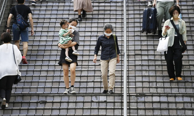 Người đi bộ ở thủ đô Tokyo, Nhật Bản, ngày 1/10/2022. Ảnh: AFP