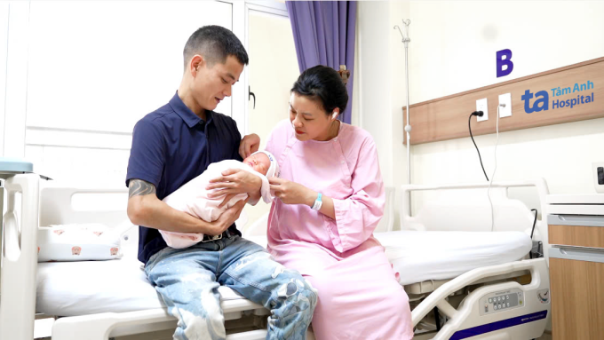 Vợ chồng chị Thu hạnh phúc đón con gái sau 10 năm chờ đợi. Ảnh: IVF Tâm Anh