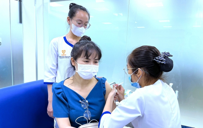 Người lớn tiêm vaccine zona thần kinh tại VNVC. Ảnh: Diệu Thuần