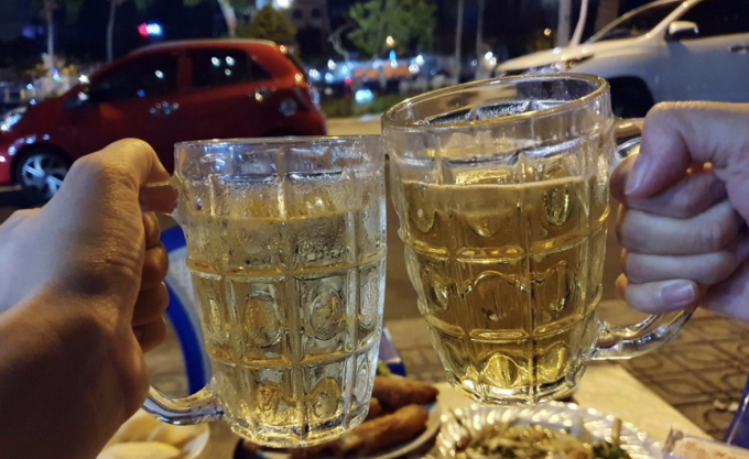 Uống hay rượu đều gây hại sức khỏe. Ảnh: Thư Anh