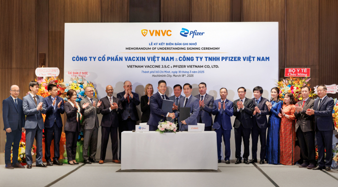 Đại diện Hệ thống tiêm chủng VNVC và Pfizer Việt Nam ký biên bản ghi nhớ hợp tác trong lĩnh vực sản xuất vaccine, tại TP HCM, sáng 18/3. Ảnh: Hữu Luận