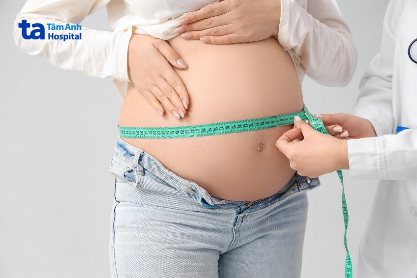 Tử cung của mẹ lớn làm bụng to hơn nhiều so với tuổi thai là một trong những dấu hiệu nghi ngờ của đa ối