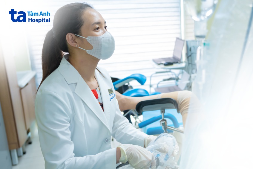 bác sĩ phúc liên khám chẩn đoán bệnh