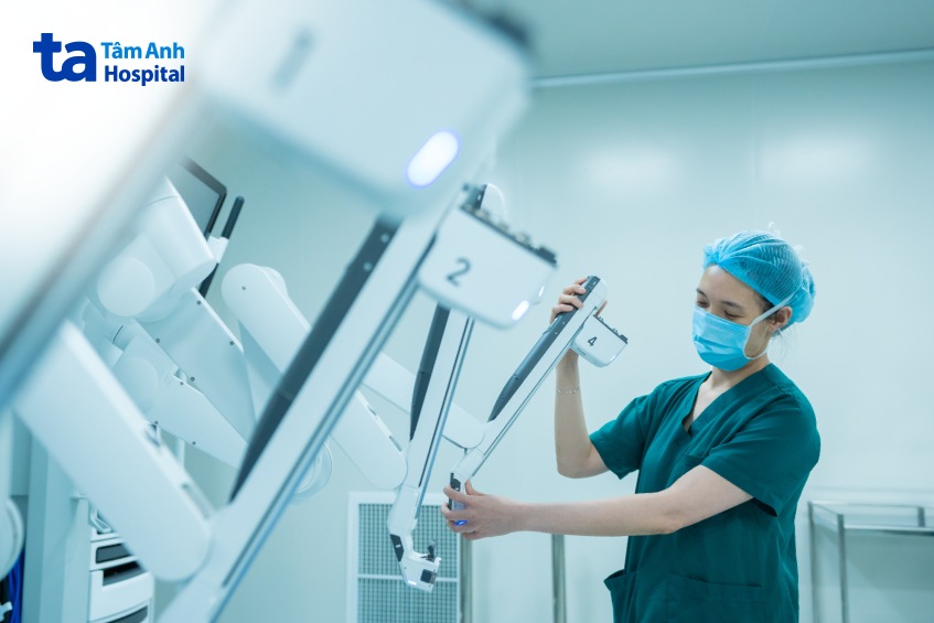 bác sĩ phúc liên kiểm tra 4 cánh robot da vinci vi