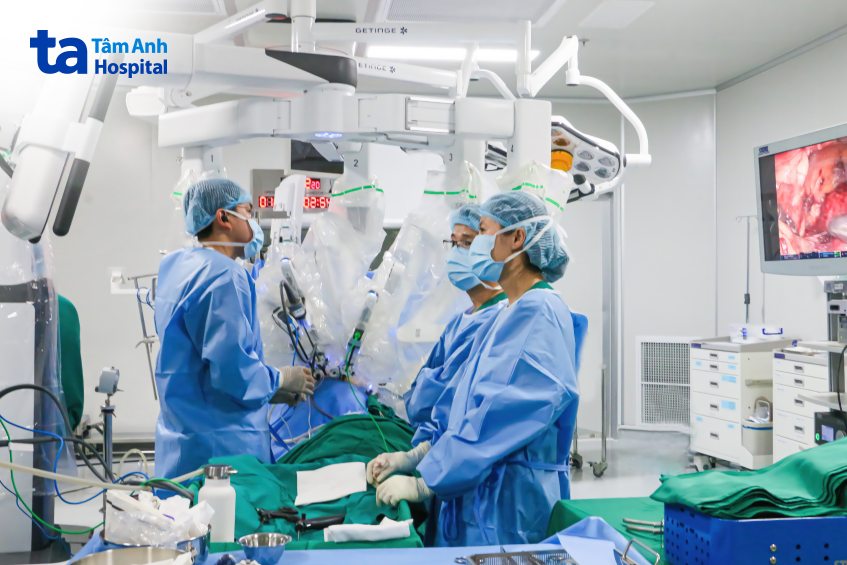 ekip bác sĩ tiết niệu thận học đang phẫu thuật