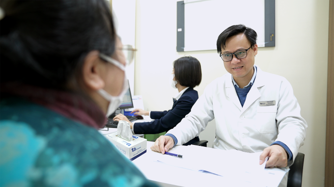 Bác sĩ Ngọc kiểm tra tình trạng sức khỏe cho một người bệnh béo phì. Ảnh minh họa: Bệnh viện Đa khoa Tâm Anh