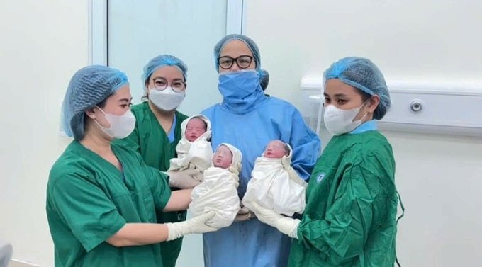 Các bác sĩ đón 3 bé trai chào đời. Ảnh: Bệnh viện cung cấp