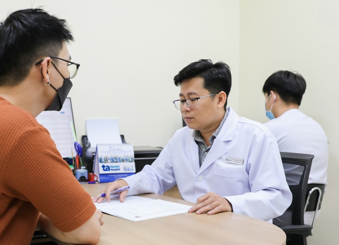 Bác sĩ Huy giải thích về tình trạng thắt nghẹt bao quy đầu cho một người bệnh. Ảnh minh họa: Bệnh viện Đa khoa Tâm Anh