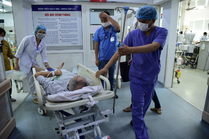 Bác sĩ tại Trung tâm cấp cứu A9, Bệnh viện Bạch Mai chạy đua để giành giật sự sống cho người bệnh. Ảnh:Giang Huy
